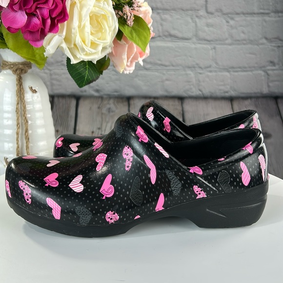 ANYWEAR Black & Pink Hearts Breast Cancer Awareness Slip On Professional Clogs - Picture 3 of 17
